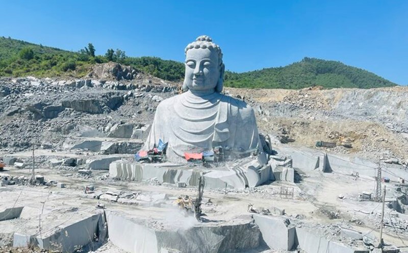 Công trình tượng Phật khổng lồ đang được các công nhân thi công nằm trên đường Hoàng Văn Thái (phường Hòa Minh, quận Liên Chiểu).