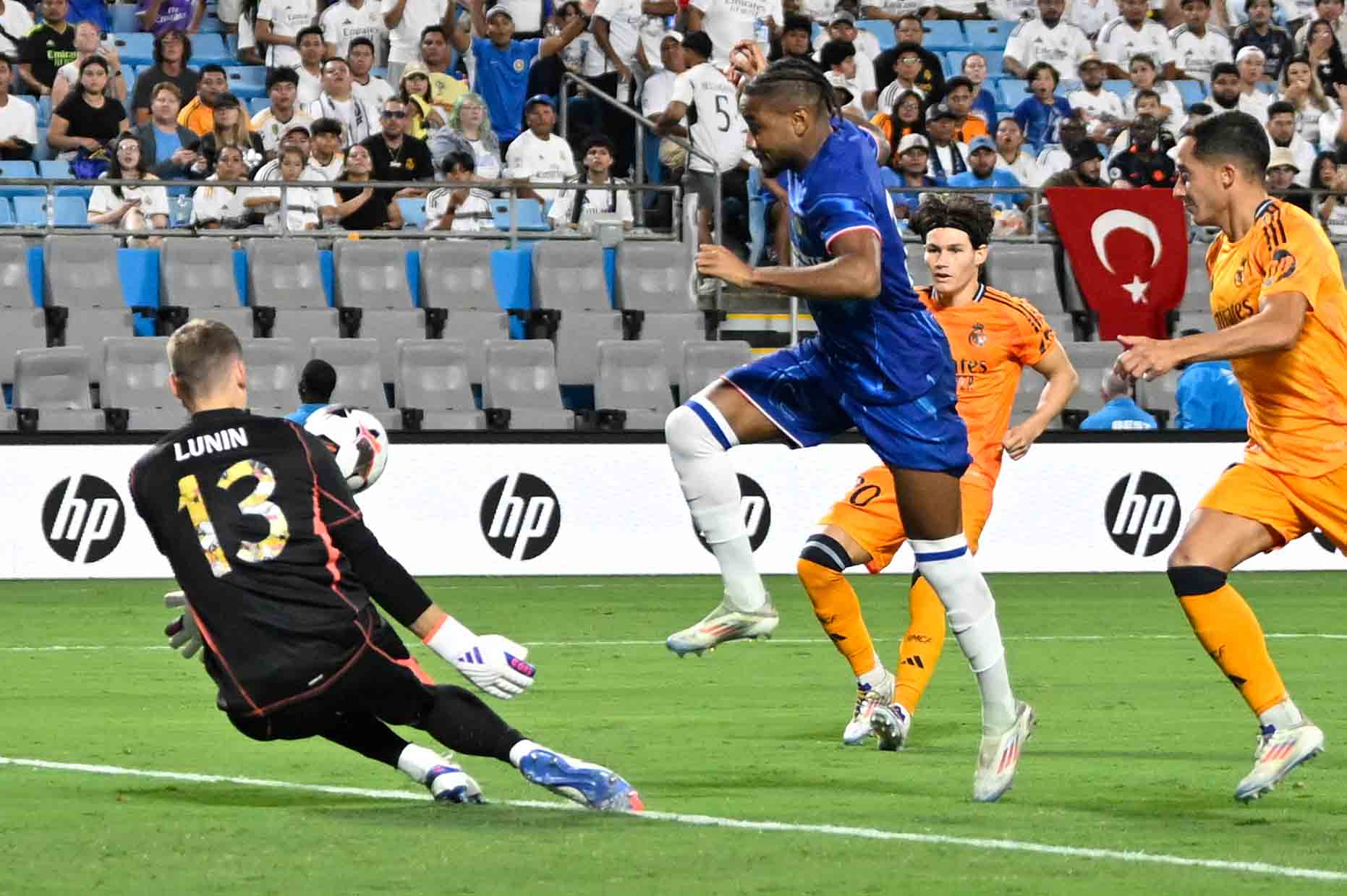 Andriy Lunin chơi tốt sau khi được vào sân thay Thibaut Courtois. Ảnh: AFP