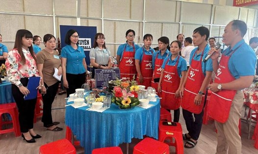 Bà Trần Ngọc Mỹ - Phó Chủ tịch LĐLĐ tỉnh Sóc Trăng nghe các CĐCS thuyết trình về Bữa cơm Công đoàn. Ảnh: LĐLĐ huyện Mỹ Xuyên.