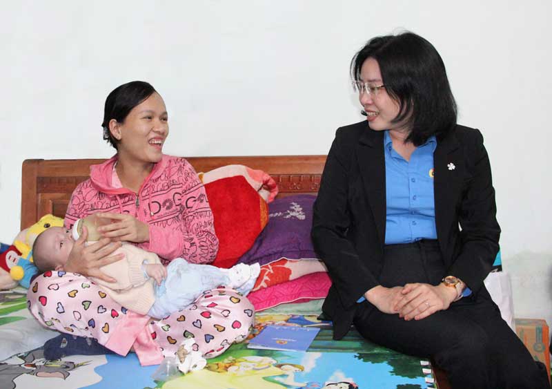 Chủ tịch LĐLĐ thành phố Đà Nẵng Phan Thị Thúy Linh (bên phải) thăm hỏi, động viên đoàn viên, người lao động có hoàn cảnh khó khăn. Ảnh: Xuân Hậu