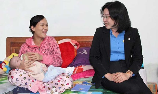 Chủ tịch LĐLĐ thành phố Đà Nẵng Phan Thị Thúy Linh (bên phải) thăm hỏi, động viên đoàn viên, người lao động có hoàn cảnh khó khăn. Ảnh: Xuân Hậu