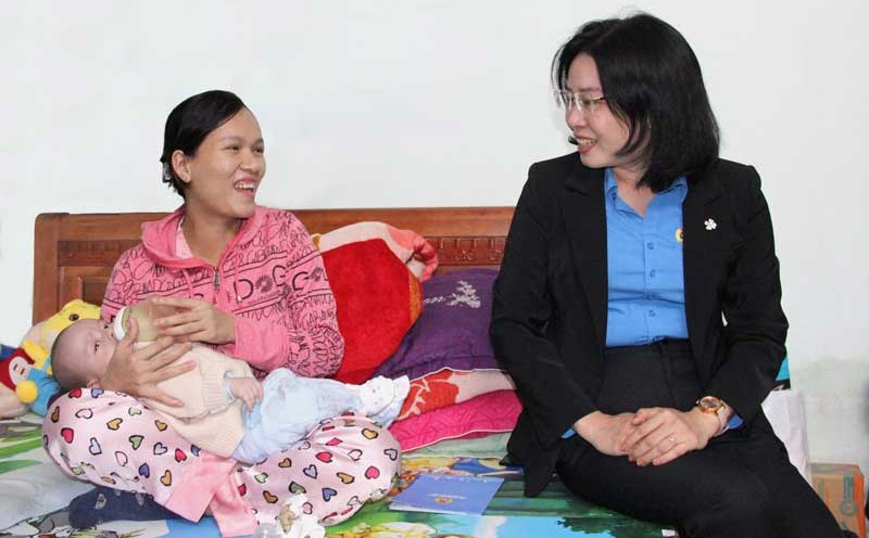 Chủ tịch LĐLĐ thành phố Đà Nẵng Phan Thị Thúy Linh (bên phải) thăm hỏi, động viên đoàn viên, người lao động có hoàn cảnh khó khăn. Ảnh: Xuân Hậu