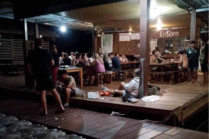 oàn khách nước ngoài nghỉ ngơi tại khách sạn sau khi được cứu khỏi hang Nam Talu. Ảnh: Bangkok Post