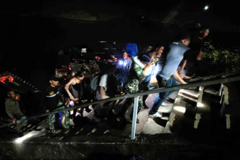 Du khách được giải cứu khỏi hang Nam Talu ngập nước vào đêm 6.8. Ảnh: Bangkok Post