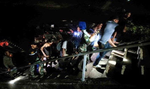 Du khách được giải cứu khỏi hang Nam Talu ngập nước vào đêm 6.8. Ảnh: Bangkok Post