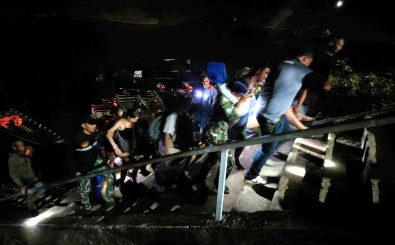 Du khách được giải cứu khỏi hang Nam Talu ngập nước vào đêm 6.8. Ảnh: Bangkok Post