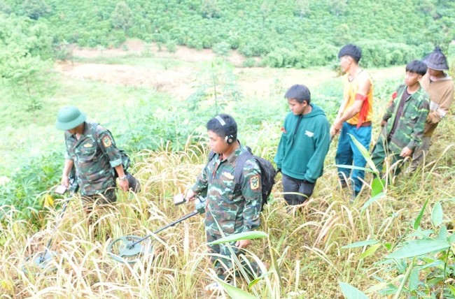UBND huyện Đắk Glong thực hiện giải tỏa, thu hồi đất để mở đường triển khai Dự án Thủy điện Đồng Nai 3. Ảnh: Phan Tuấn