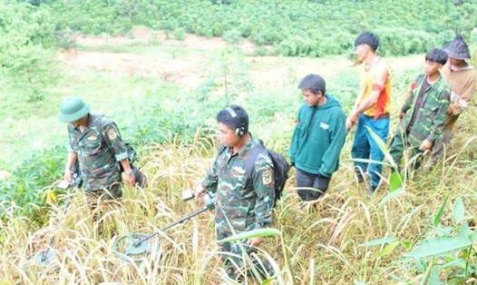 UBND huyện Đắk Glong thực hiện giải tỏa, thu hồi đất để mở đường triển khai Dự án Thủy điện Đồng Nai 3. Ảnh: Phan Tuấn