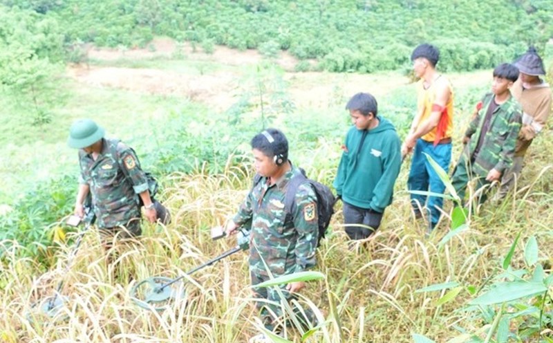 UBND huyện Đắk Glong thực hiện giải tỏa, thu hồi đất để mở đường triển khai Dự án Thủy điện Đồng Nai 3. Ảnh: Phan Tuấn