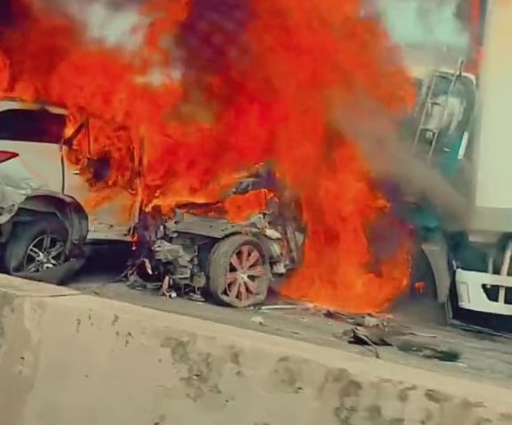 Hàng loạt xe tông nhau và bốc cháy gần cầu Phú Mỹ ở TPHCM.