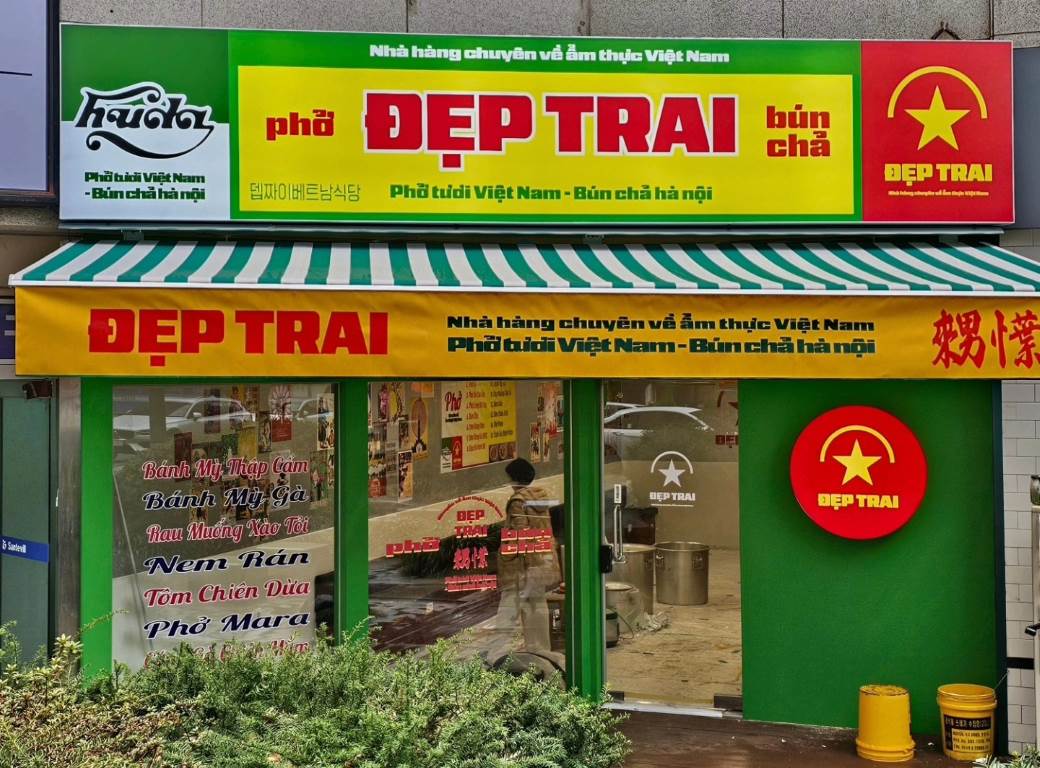 Quán ăn Việt mang tên “Đẹp trai” thu hút du khách Hàn. Ảnh: Đẹp trai