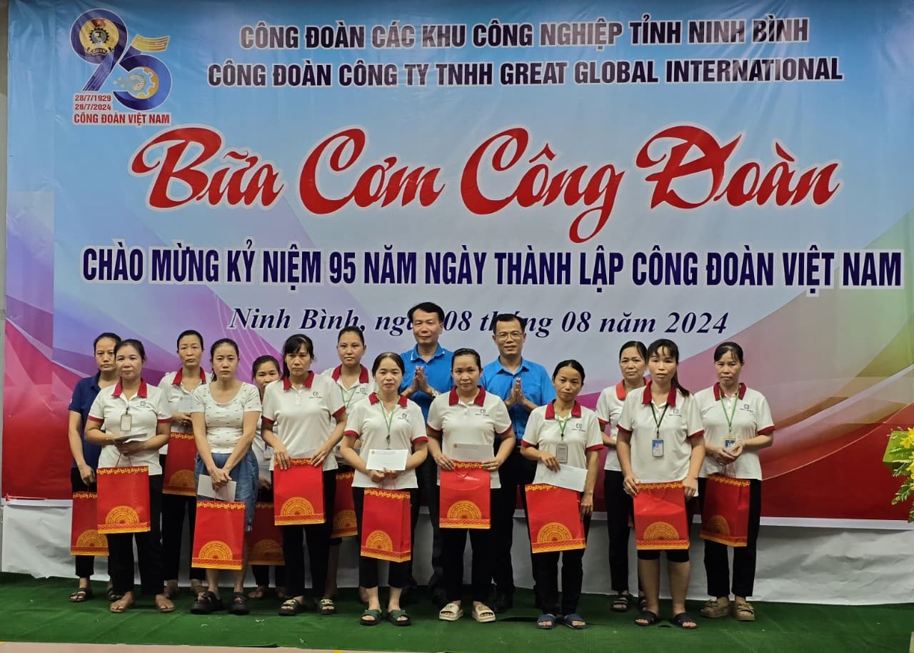 Trao ùa hỗ trợ cho đoàn viên, công nhan lao động có hoàn cảnh khó khăn. Ảnh: Nguyễn Trường