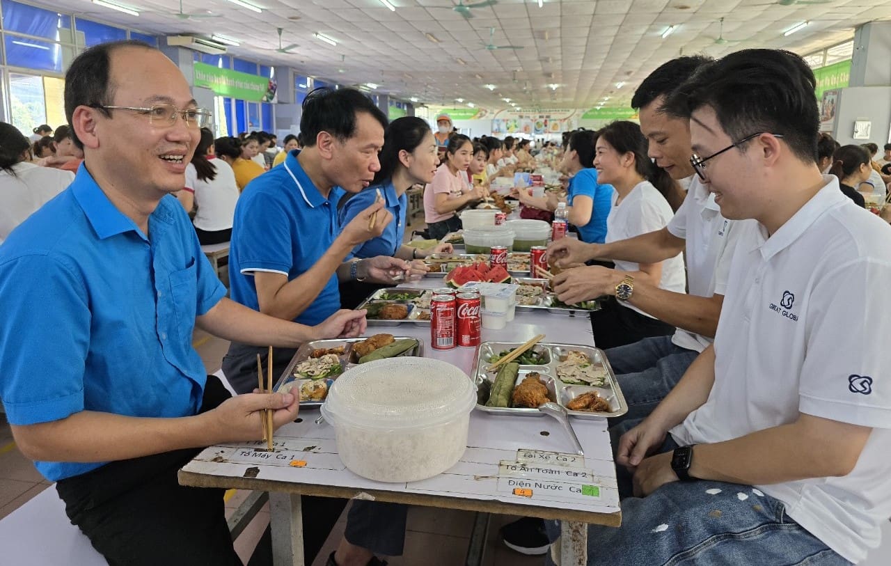 Lãnh dạo LĐLĐ tỉnh Ninh Bình và lãnh đạo Công ty ăn cơm cùng công nhân. Ảnh: Nguyễn Trường