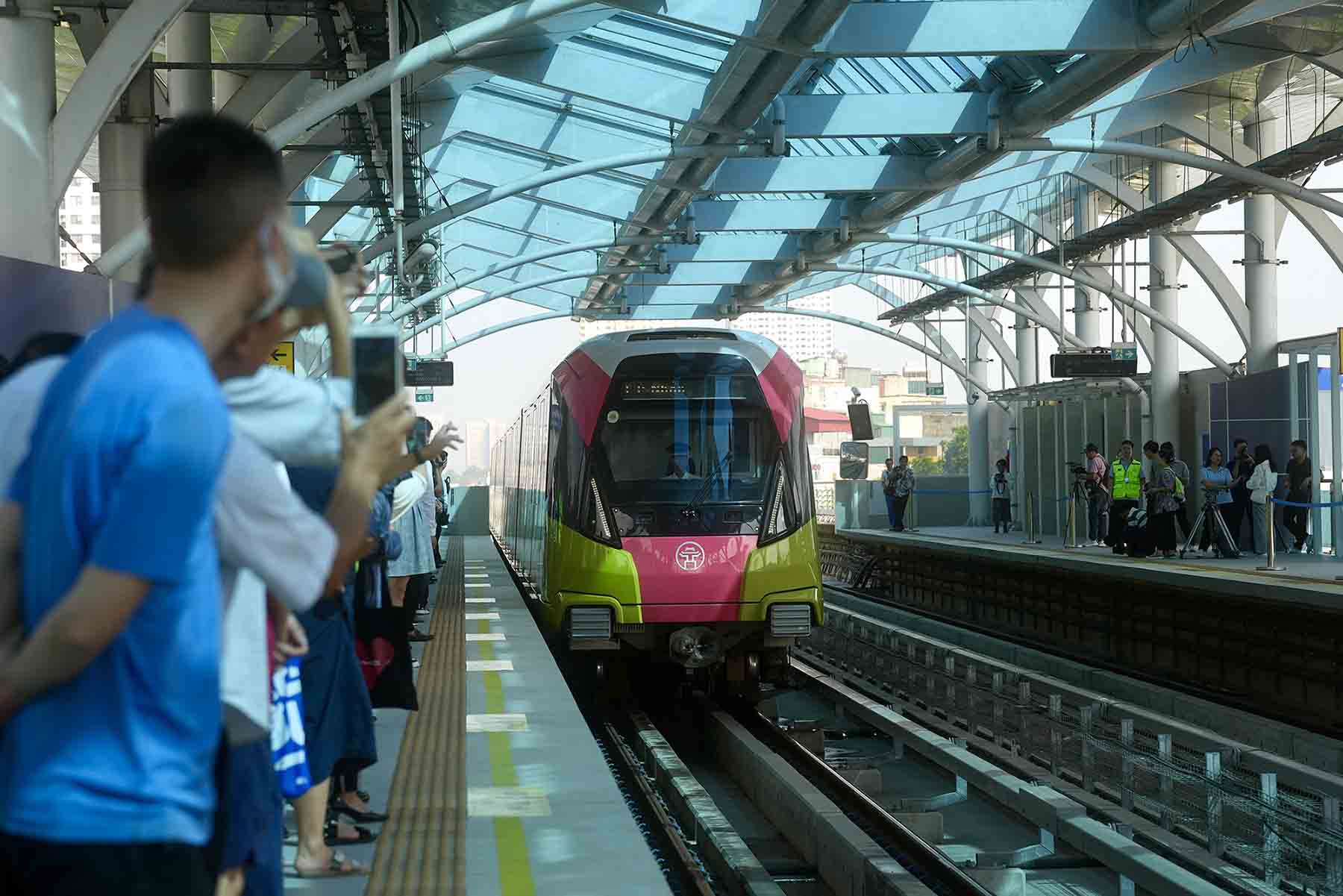 A very large number of people experience the Nhổn - Hà Nội metro train on its first day of commercial operation. Photo: Hữu Chánh