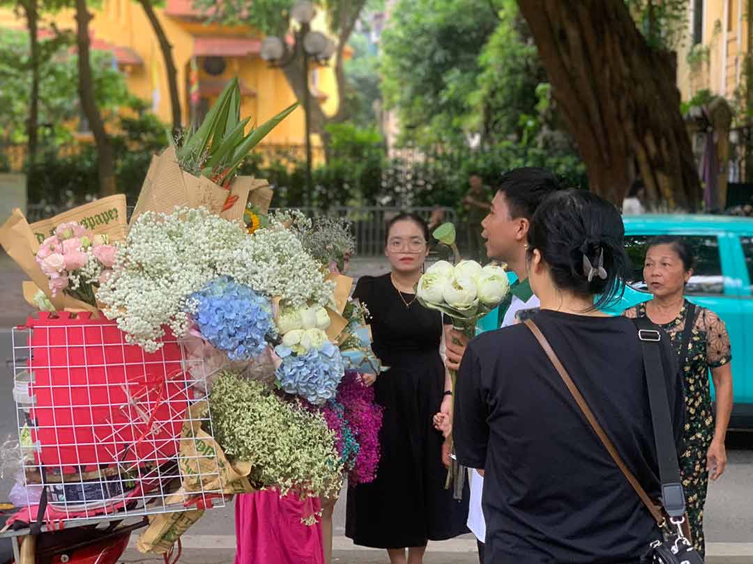 Các xe hoa trên phố Phan Đình Phùng thu hút được nhiều người dân check-in. Ảnh: Nhật Minh