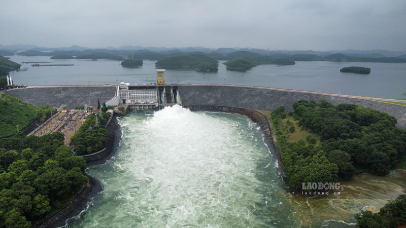 18h ngày 8.8, Thủy điện Thác Bà sẽ đóng 1 cửa xả mặt hồ. Ảnh: Đinh Đại