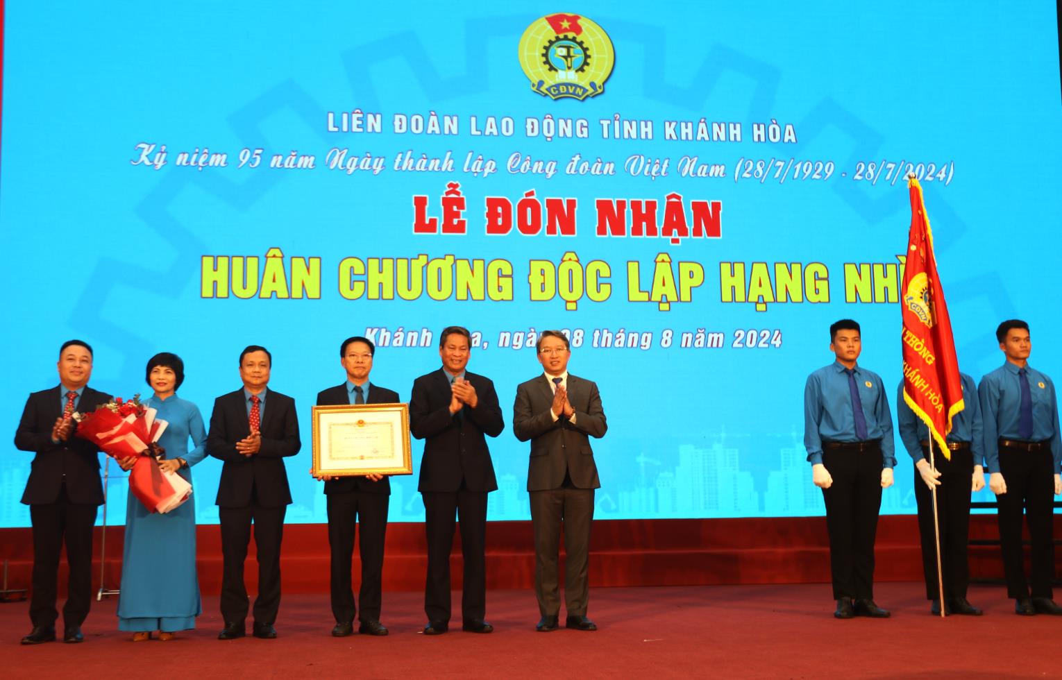 Lãnh đạo Tổng Liên đoàn Lao động Việt Nam và Bí thư Tỉnh ủy Khánh Hòa trao Huân chương Độc lập hạng Nhì cho LĐLĐ tỉnh Khánh Hòa. Ảnh: Phương Linh