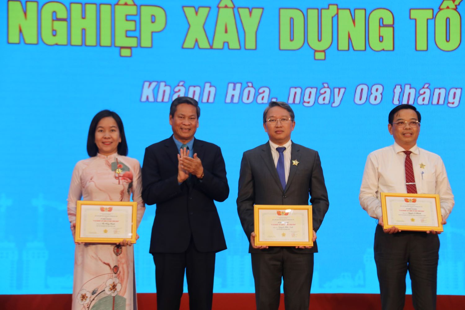 Ông Huỳnh Thanh Xuân - Phó Chủ tịch Tổng Liên đoàn Lao động Việt nam trao kỉ niệm chương vì sự nghiệp Công đoàn nhân dịp 95 năm ngày thành lập Công đoàn Việt Nam. Ảnh: Phương Linh