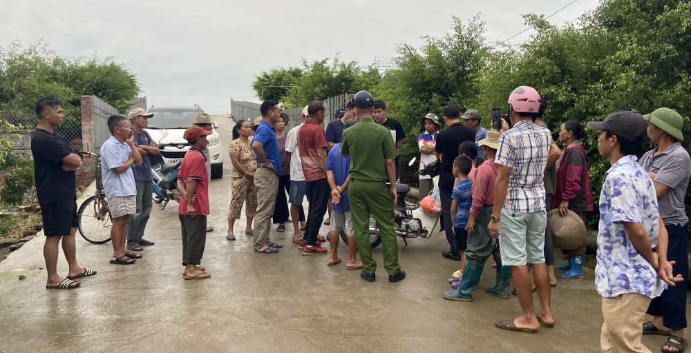 Người dân xã Bách Thuận (huyện Vũ Thư, tỉnh Thái Bình) tập trung phản đối ô nhiễm từ trang trại lợn ở xóm 6, thôn Bình Minh. Ảnh: Người dân cung cấp