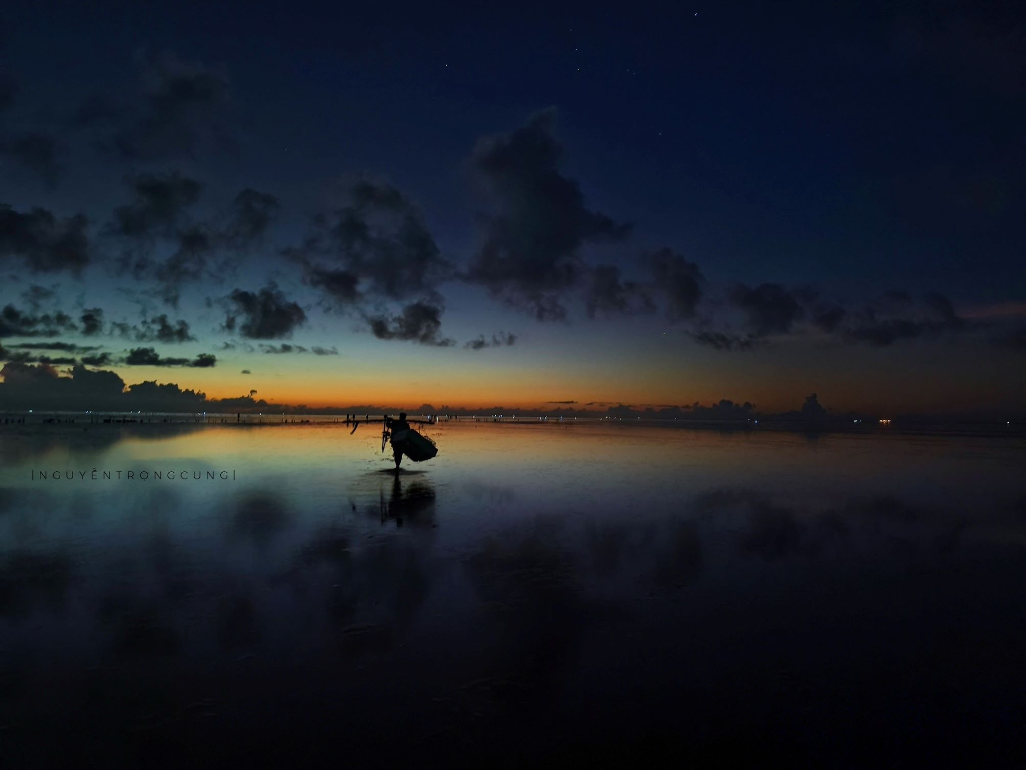 When the tide recedes, it is the most favorable time for residents to catch claw shells. For many days, they have to wake up from 3 or 4 am to search for valuable shells. Each person prepares a flashlight, a basket, and a 