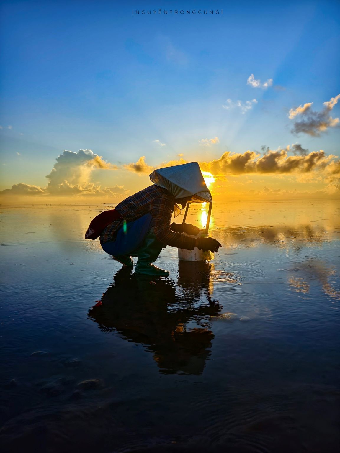 When the tide recedes, it is the most favorable time for residents to catch claw shells. For many days, they have to wake up from 3 or 4 am to search for valuable shells. Each person prepares a flashlight, a basket, and a 