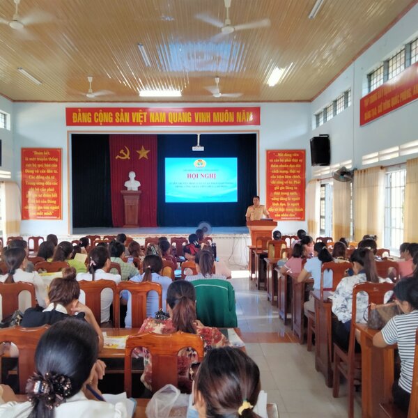 The Lâm Đồng Province Labor Union organized a propaganda event to disseminate the law on road traffic for over 100 members and laborers. Photo: ĐỨC LÂM