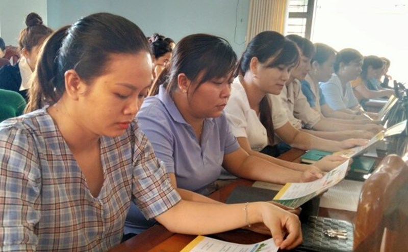 Công đoàn tỉnh Lâm Đồng tổ chức tuyên truyền, phổ biến pháp luật về giao thông đường bộ cho hơn 100 đoàn viên, người lao động. Ảnh: ĐỨC LÂM