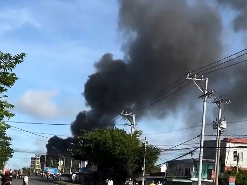 Cháy kho thực phẩm đông lạnh, khói đen bốc cao hàng trăm mét. Ảnh: Công an cung cấp. 