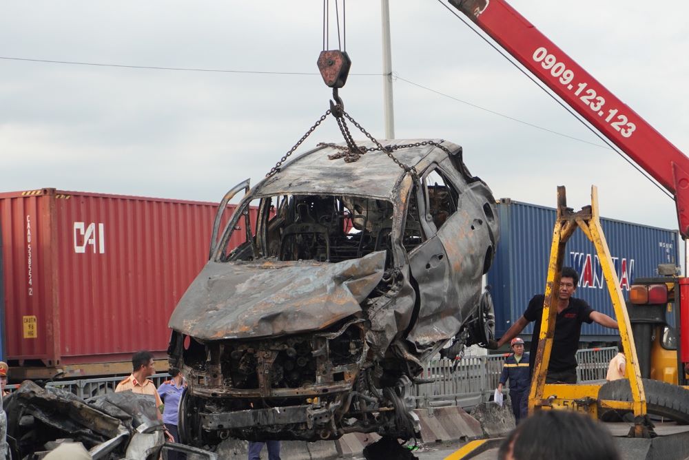 Until over 17h on August 8, the Cát Lái Traffic Police Team (under the TPHCM Traffic Police Department) was still cooperating with the TP Thủ Đức Fire and Rescue Police Team and other functional units to quickly handle the scene of the series of accidents that caused many vehicles to be burned on Phu My Bridge.