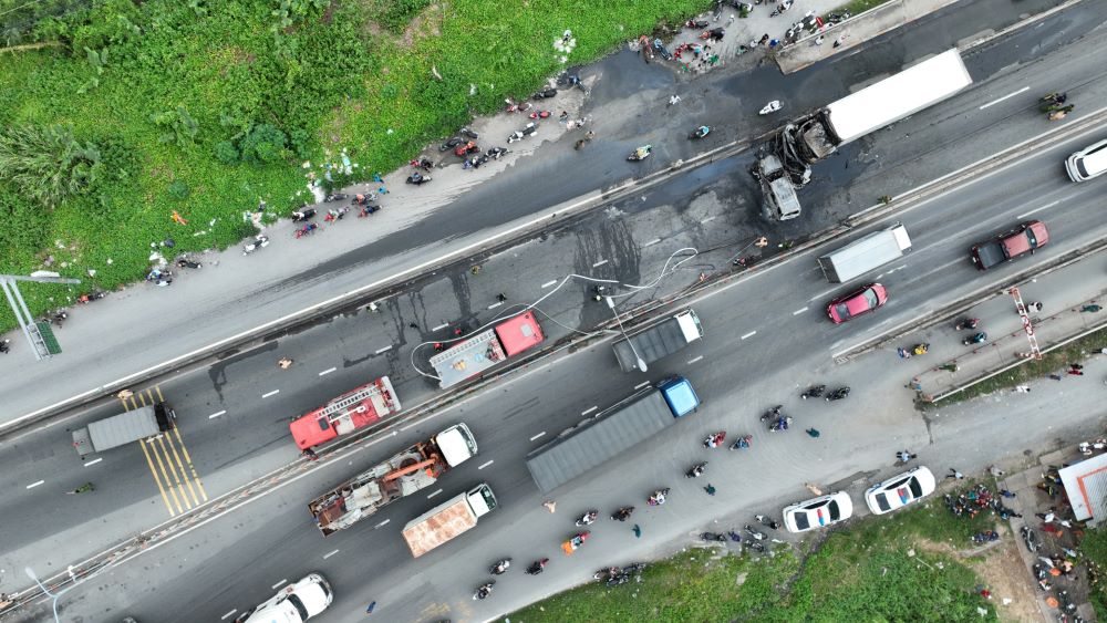 According to the initial investigation, the vehicle causing the accident was identified as a truck from Kiên Giang Province with a license plate. The driver said that when he was going down the slope of Phu My Bridge in the direction from District 7 to TPHCM, the truck lost its brakes, resulting in the unfortunate accident.