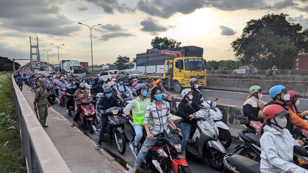 The accident occurred near the end of the working day, making the traffic congestion even more severe.