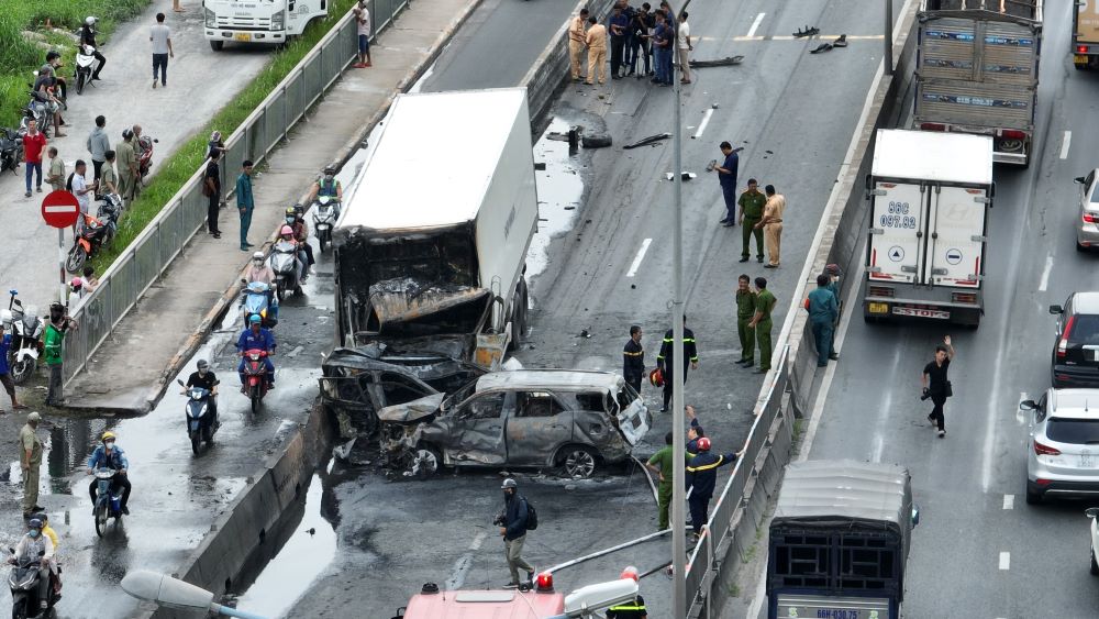 Around 14:40 on the same day, many cars were traveling through Phu My Bridge in the direction from District 7 to TPHCM, when they just went down the slope of Phu My Bridge, a series of accidents occurred between 8 cars.