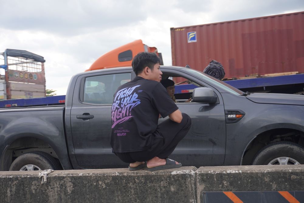 Many drivers got out of their vehicles and stood on the road or sat on the median strip to chat with their colleagues to kill time due to severe congestion. Driver Khánh said: 