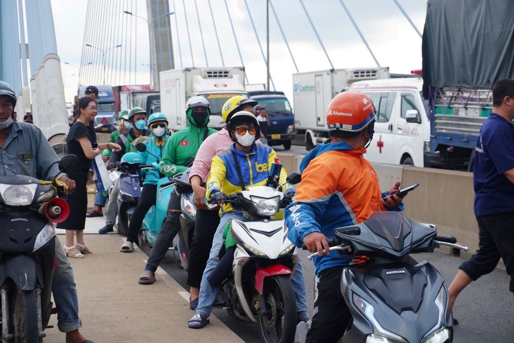 At the entrance to the bridge, hundreds of vehicles were stuck, causing chaos when the congestion lasted.