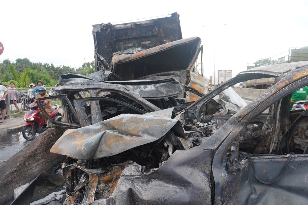 The accident resulted in 3 vehicles being burned, including 2 cars being completely burned, and 1 truck burned at the front.