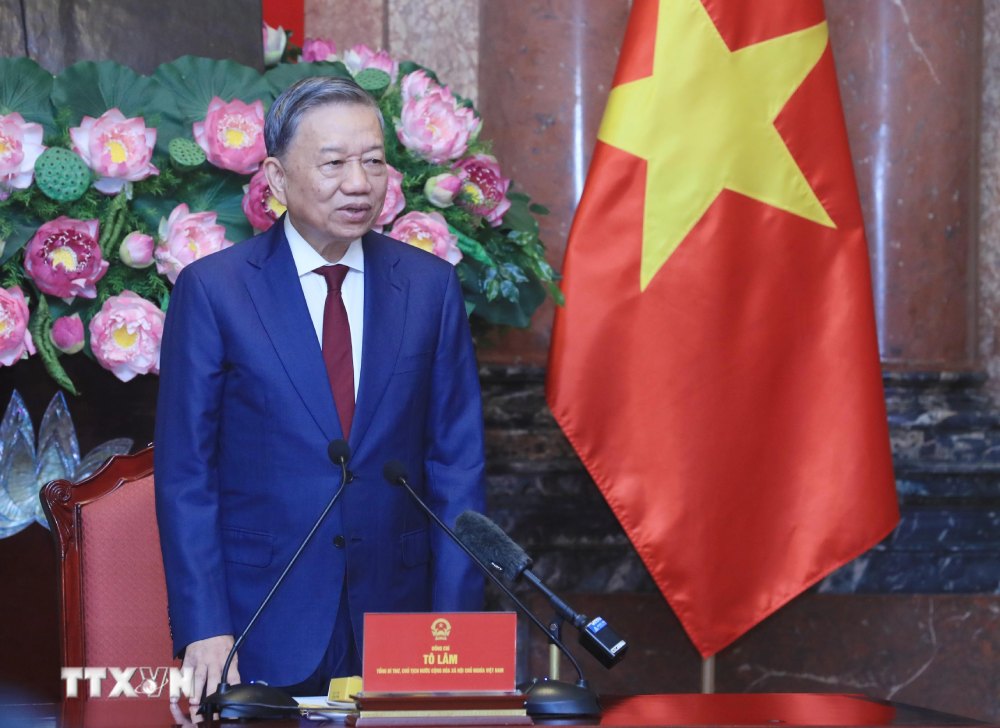 Chủ tịch nước Tô Lâm nói chuyện với các cựu chiến binh Sư đoàn 308. Ảnh: Lâm Khánh/TTXVN