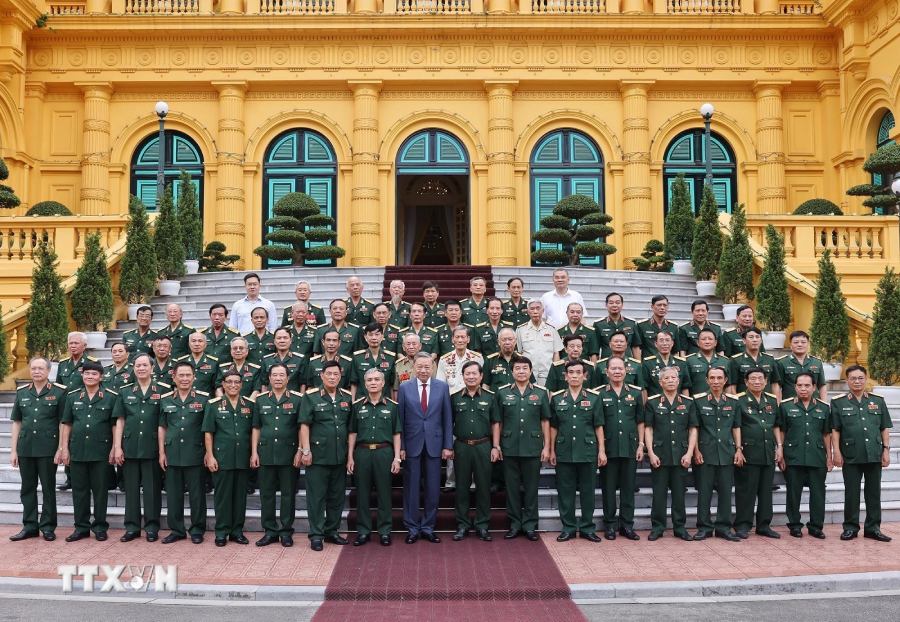 Tổng Bí thư, Chủ tịch nước Tô Lâm và đại biểu chụp ảnh chung với các cựu chiến binh Sư đoàn 308. Ảnh: Lâm Khánh/TTXVN