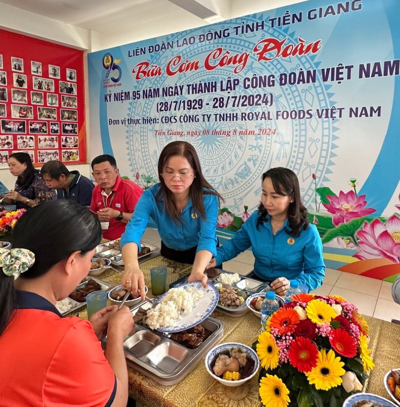 Phó Chủ tịch LĐLĐ tỉnh Tiền Giang Ngô Thị Thùy Trang dùng bửa cơm với công nhân lao động. Ảnh: Thùy Linh
