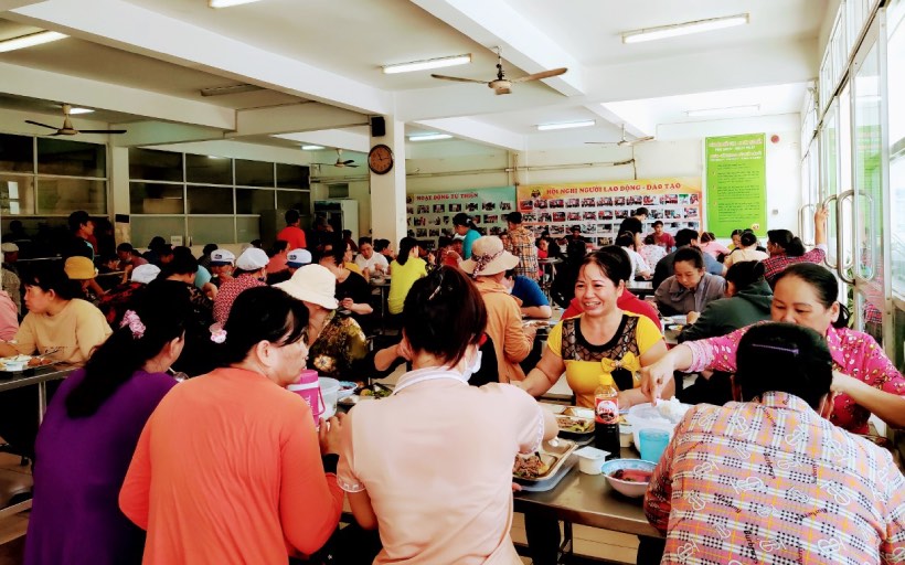 Người lao động tham gia bữa cơm Công đoàn do LĐLĐ tỉnh Tiền Giang 