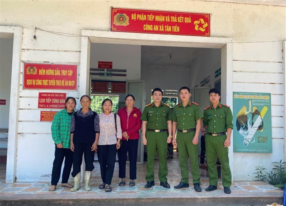 Gia đình nạn nhân cảm ơn lực lượng công an xã và chính quyền địa phương. Ảnh: Bộ Công an
