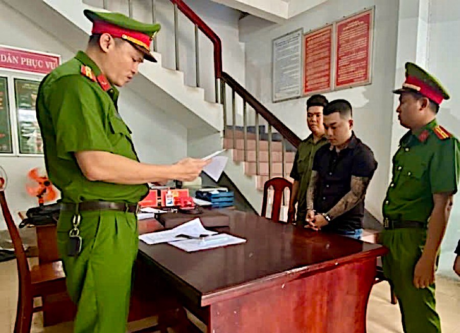 Công an đọc lệnh bắt tạm giam Huỳnh Đức Trung Nguyên. Ảnh: Công an