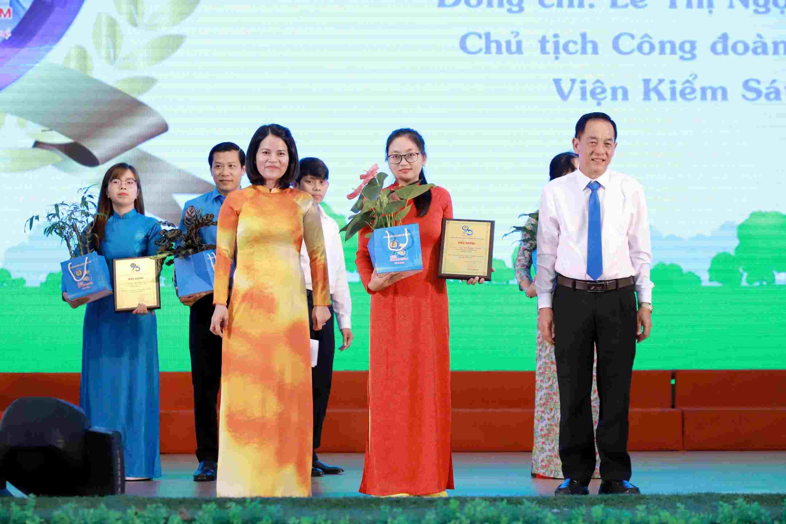 Bà Nguyễn Hoàng Bảo Trân - Phó Chủ tịch Thường trực LĐLĐ tỉnh Bình Dương và ông Nguyễn Hữu Trí - Phó Bí thư Thường trực Thành ủy, Chủ tịch HĐND thành phố Tân Uyên biểu dương các chủ tịch Công đoàn cơ sở tiêu biểu xuất sắc giai đoạn 2019-2024. Ảnh: CĐTU Cung cấp