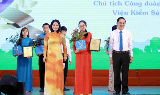 Bà Nguyễn Hoàng Bảo Trân - Phó Chủ tịch Thường trực LĐLĐ tỉnh Bình Dương và ông Nguyễn Hữu Trí - Phó Bí thư Thường trực Thành ủy, Chủ tịch HĐND thành phố Tân Uyên biểu dương các chủ tịch Công đoàn cơ sở tiêu biểu xuất sắc giai đoạn 2019-2024. Ảnh: CĐTU Cung cấp