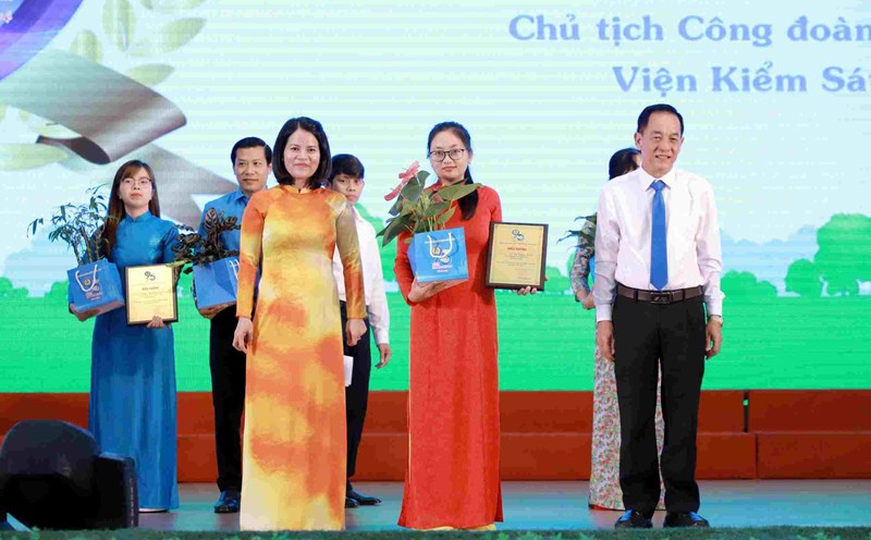 Bà Nguyễn Hoàng Bảo Trân - Phó Chủ tịch Thường trực LĐLĐ tỉnh Bình Dương và ông Nguyễn Hữu Trí - Phó Bí thư Thường trực Thành ủy, Chủ tịch HĐND thành phố Tân Uyên biểu dương các chủ tịch Công đoàn cơ sở tiêu biểu xuất sắc giai đoạn 2019-2024. Ảnh: CĐTU Cung cấp