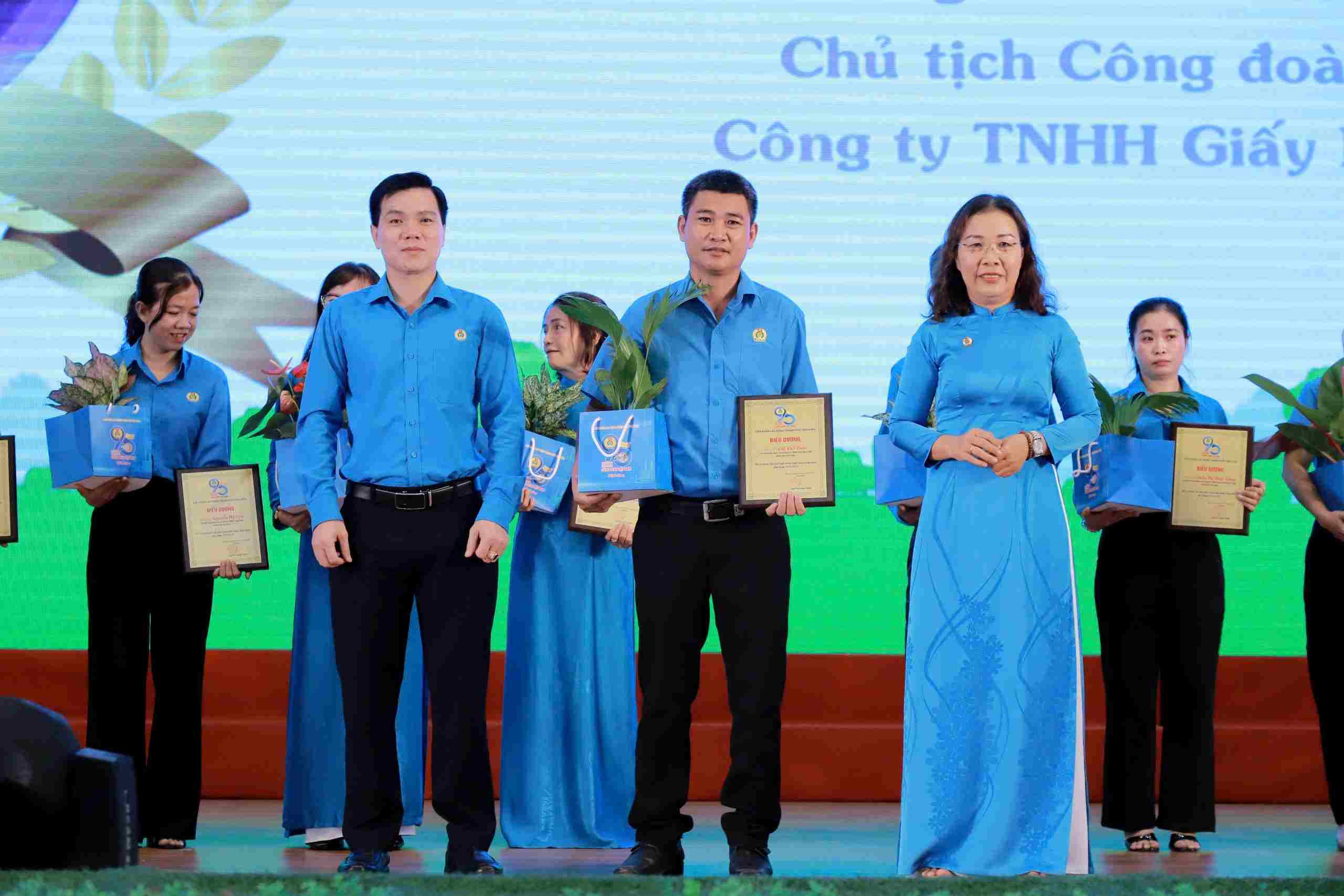 Commending outstanding trade union officials at the grassroots level for the 2019-2024 period. Photo: CĐTU Provided