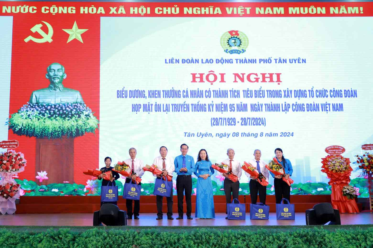 The Labor Union of Tan Uyen City presented gifts to labor union officials from different periods. Photo: CĐTU Provided