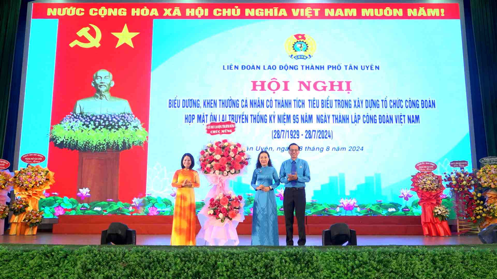 The Provincial Trade Union of Binh Duong presented flowers to congratulate the Labor Union of Tan Uyen City. Photo: CĐTU Provided