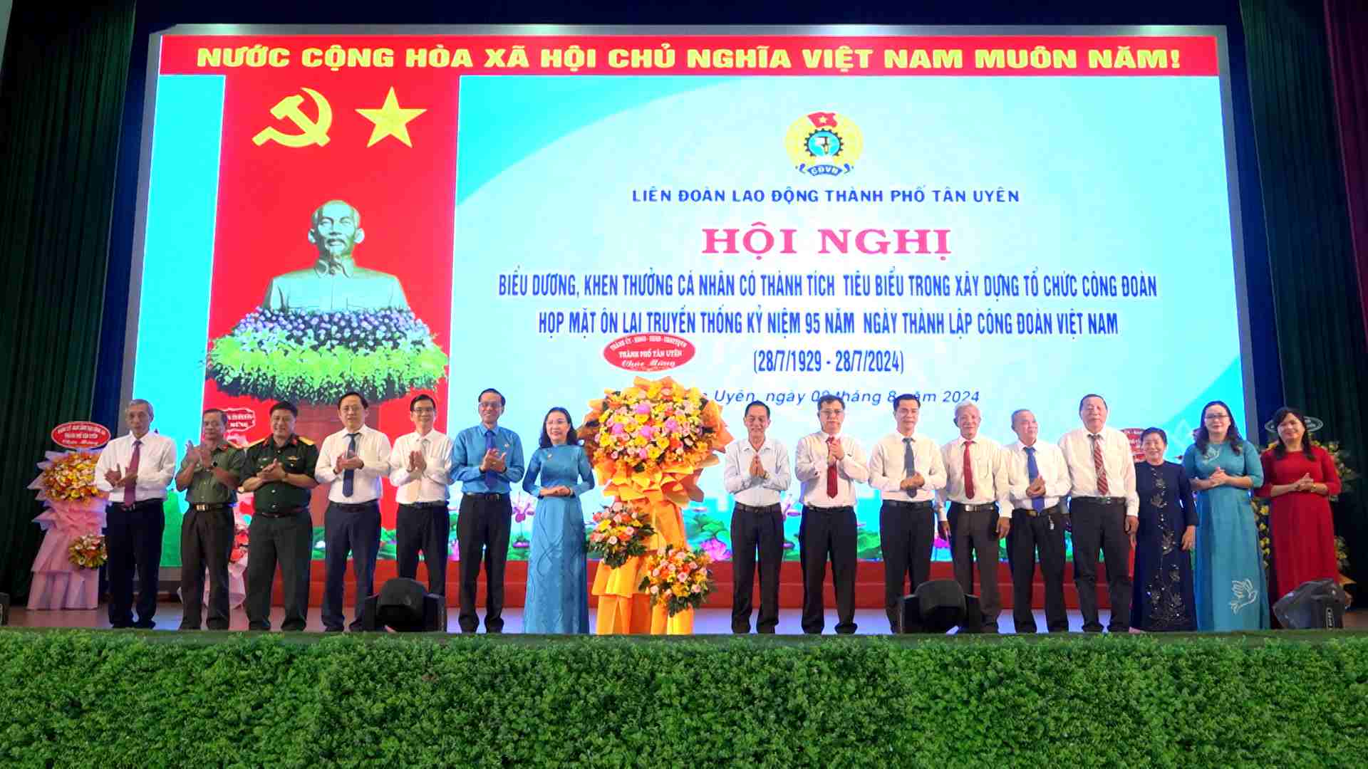 Tan Uyen City presented flowers to congratulate the Labor Union of Tan Uyen City. Photo: CĐTU Provided