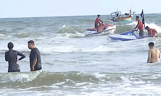2 canô vượt sóng cứu 3 du khách đuối nước ở biển Phan Thiết