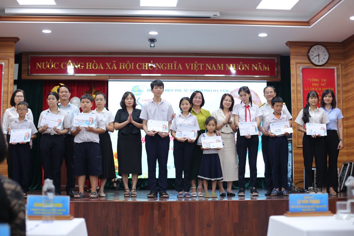 Chương trình trao bảng tượng trưng cho các đơn vị nhận đỡ đầu trẻ mồ côi. Ảnh: Văn Trực